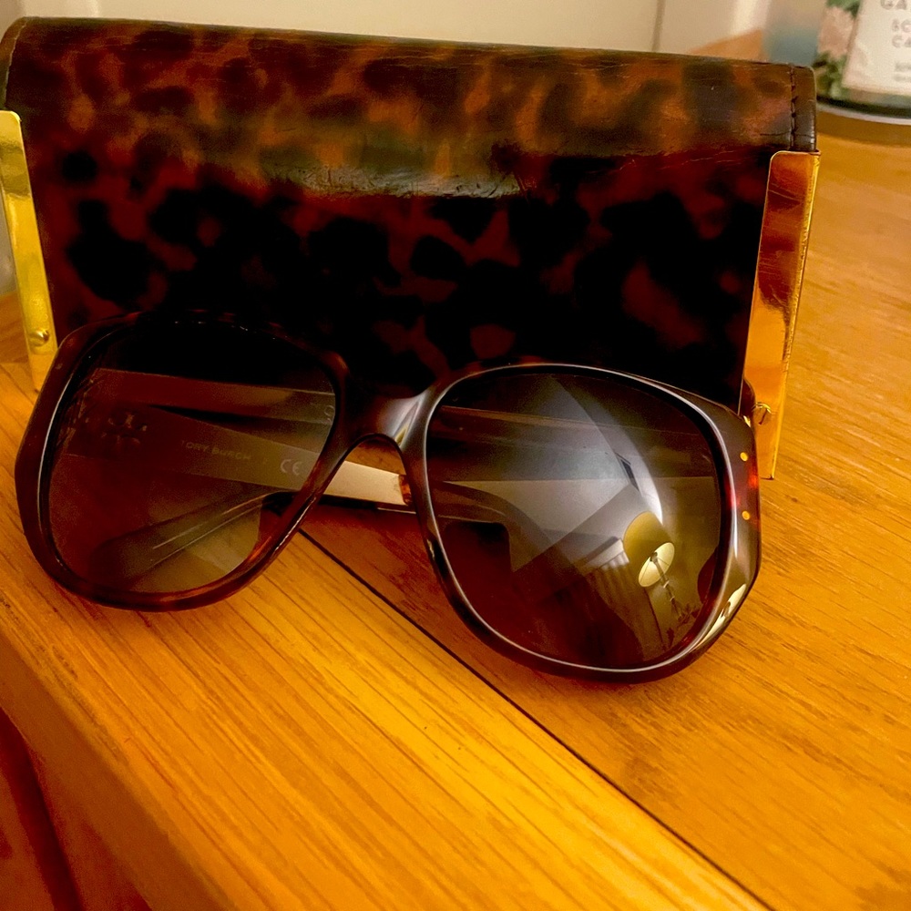 Beautiful Tory Burch sunglasses